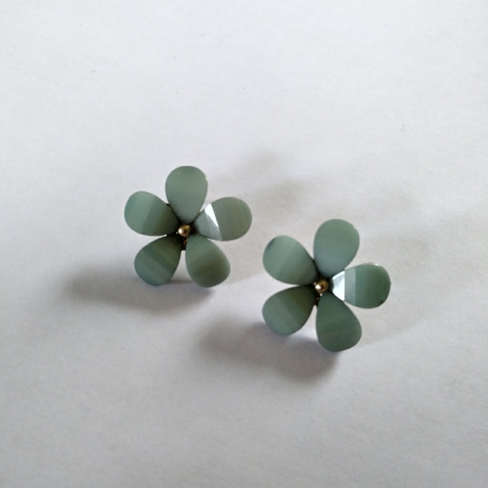 Light Teal Flower Earrings 🐦